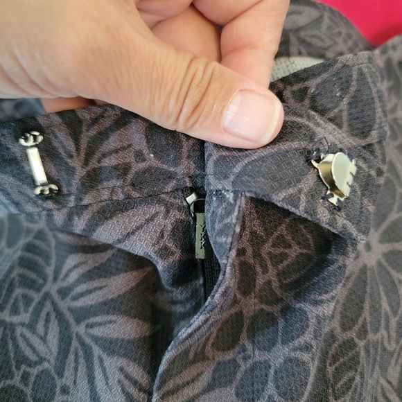 VTG TOMMY BAHAMA Gray Floral 100% Silk Cropped Pant Sz 12 Textured Beachy Casual - Picture 8 of 10